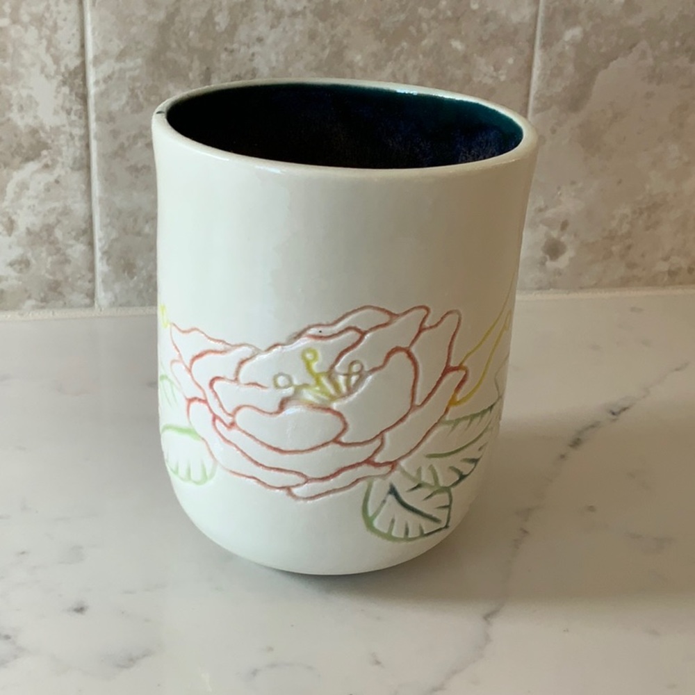 Line detail rose vase